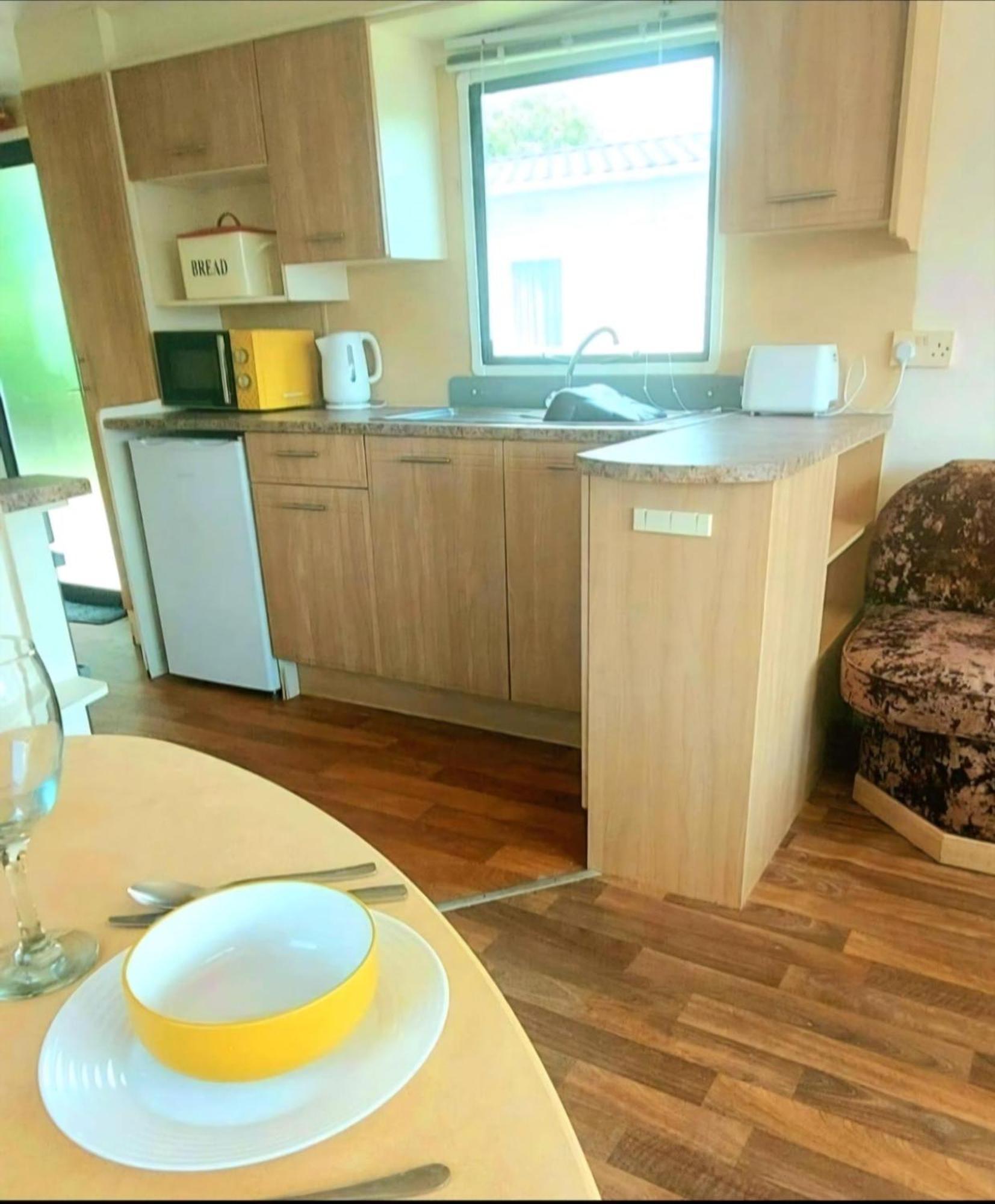 Homely 6 Berth Caravan At Steeple Bay In Essex Ref 36017D Southminster Eksteriør billede